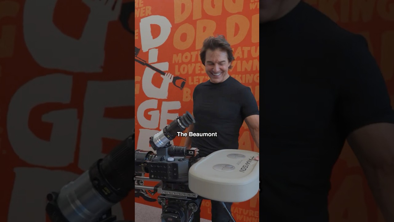 Tom Cruise muestra la cámara VistaVision con la que se filmó Digger