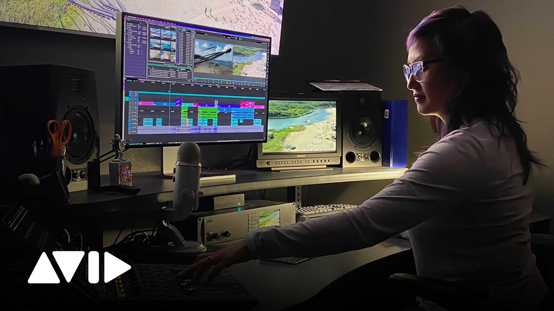 Una editora trabaja en Avid Media Composer en una sala de edición