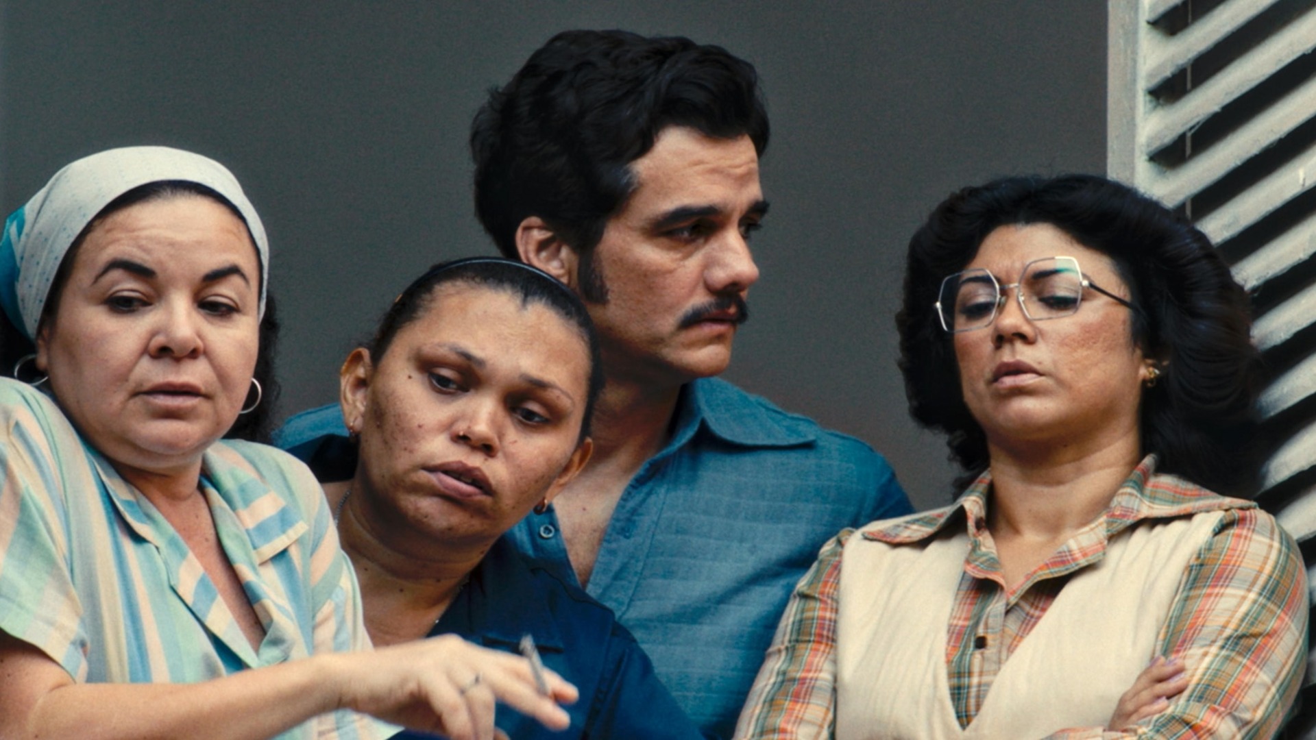Wagner Moura junto a otros actores en una escena de El agente secreto