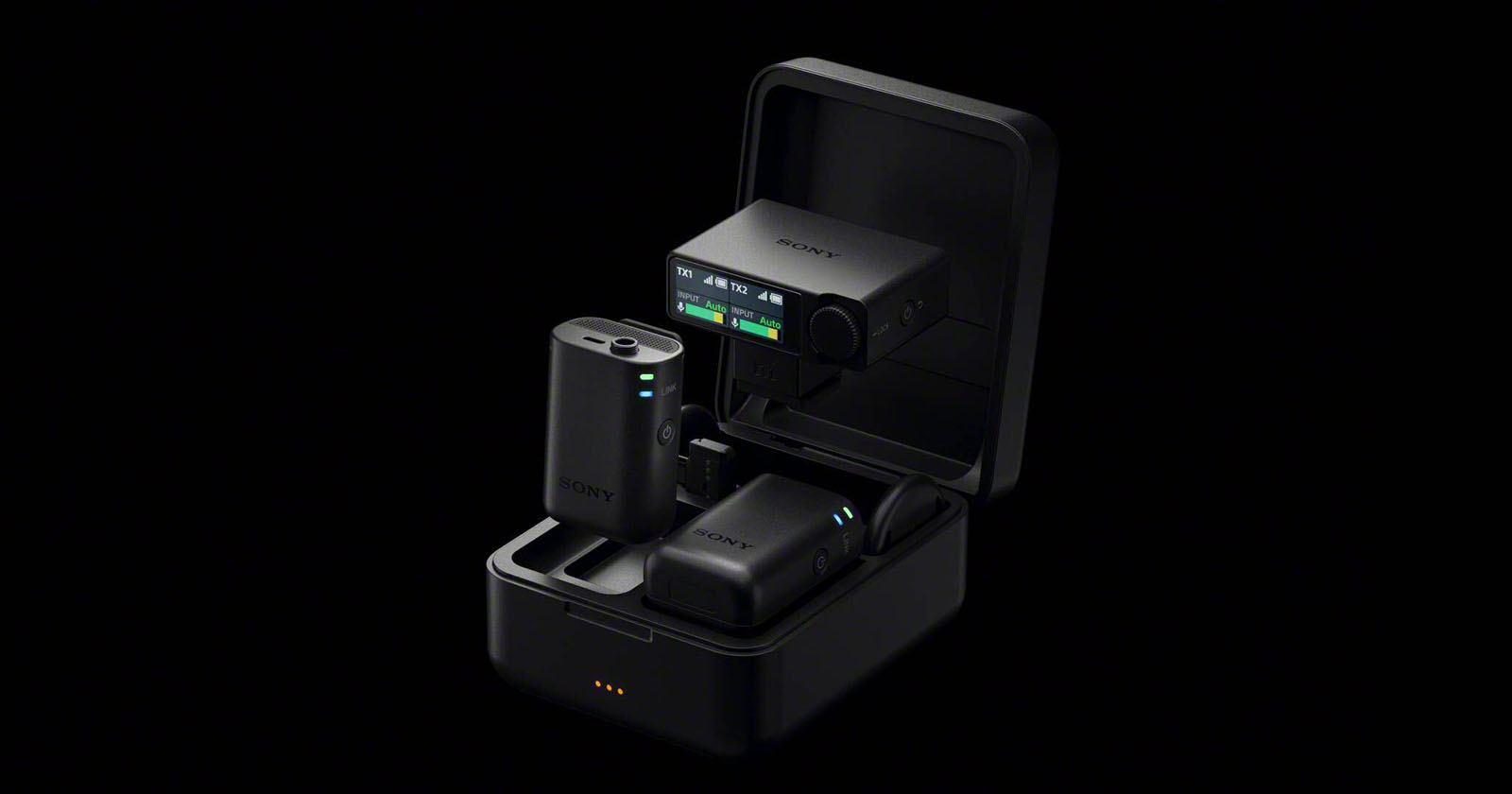 Kit del Sony ECM-W5 con dos transmisores y el receptor en su estuche de carga