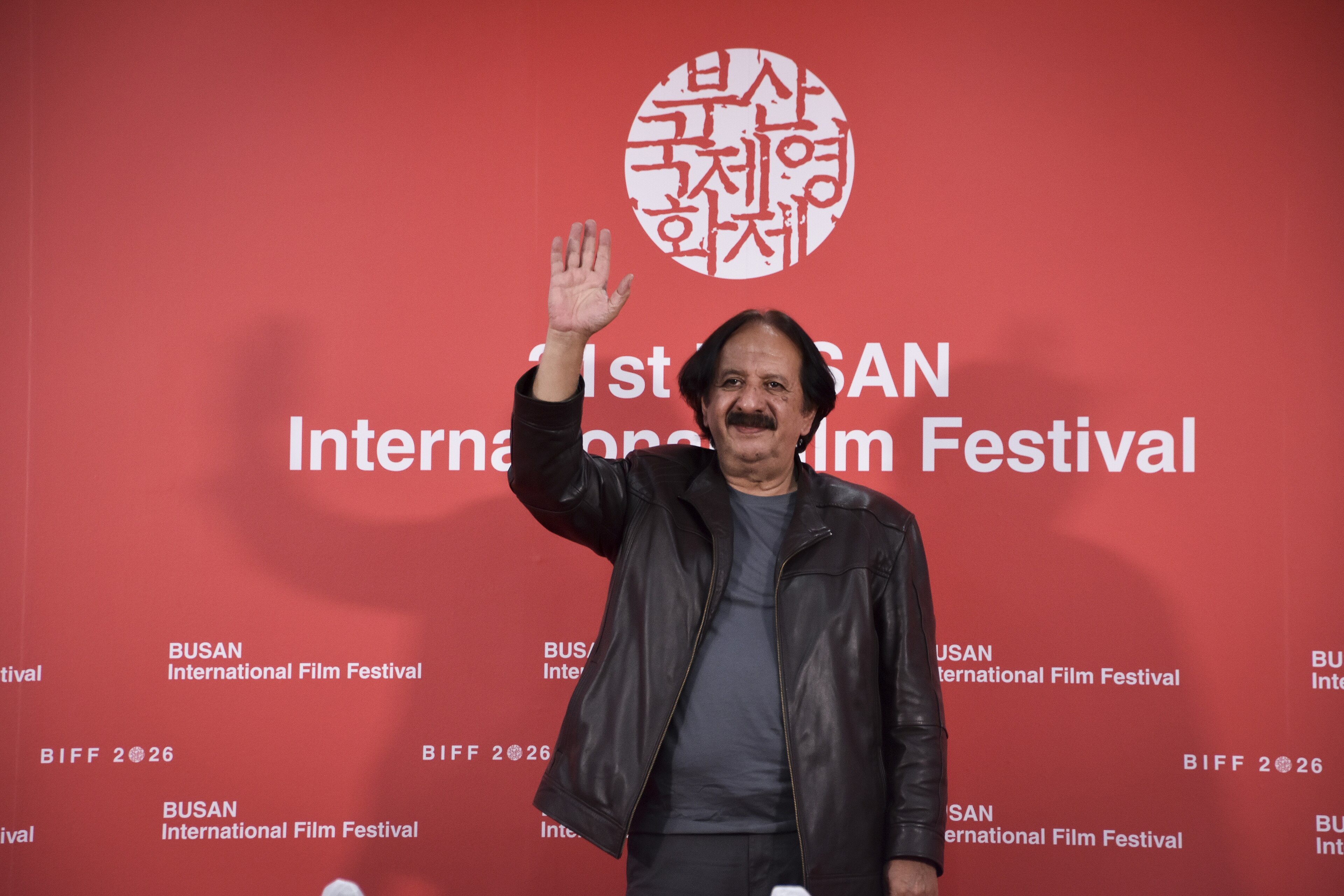 El director Majid Majidi saluda en el Festival Internacional de Cine de Busan 2026