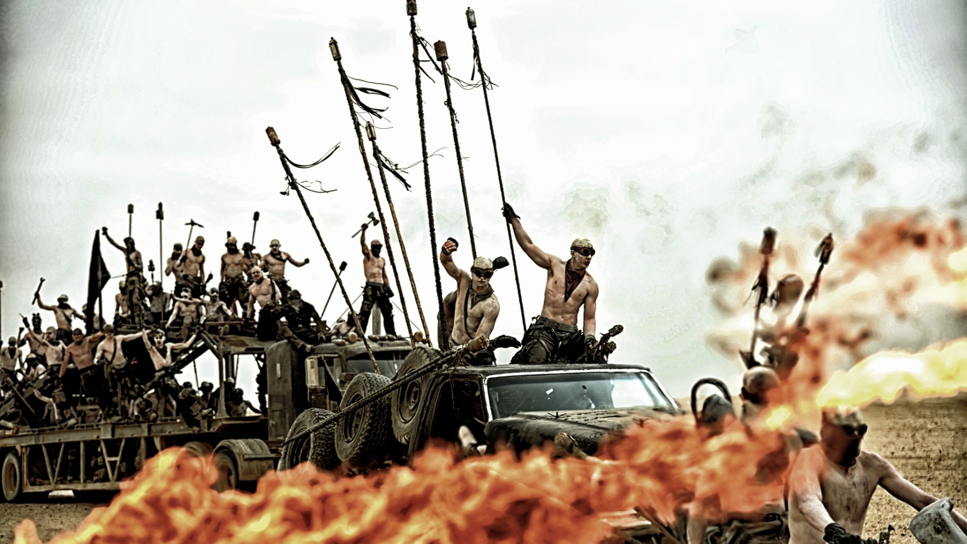 El convoy de vehículos con llamas en el desierto de Mad Max: Fury Road