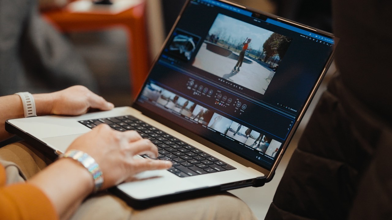 Persona editando video en Adobe Premiere en una laptop