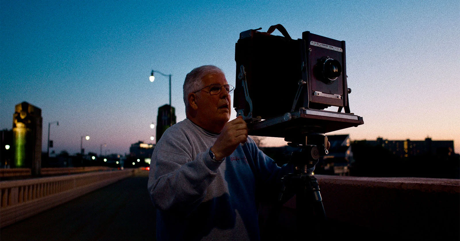 Herb Ascherman fotografía el horizonte de Cleveland al anochecer con su cámara de gran formato