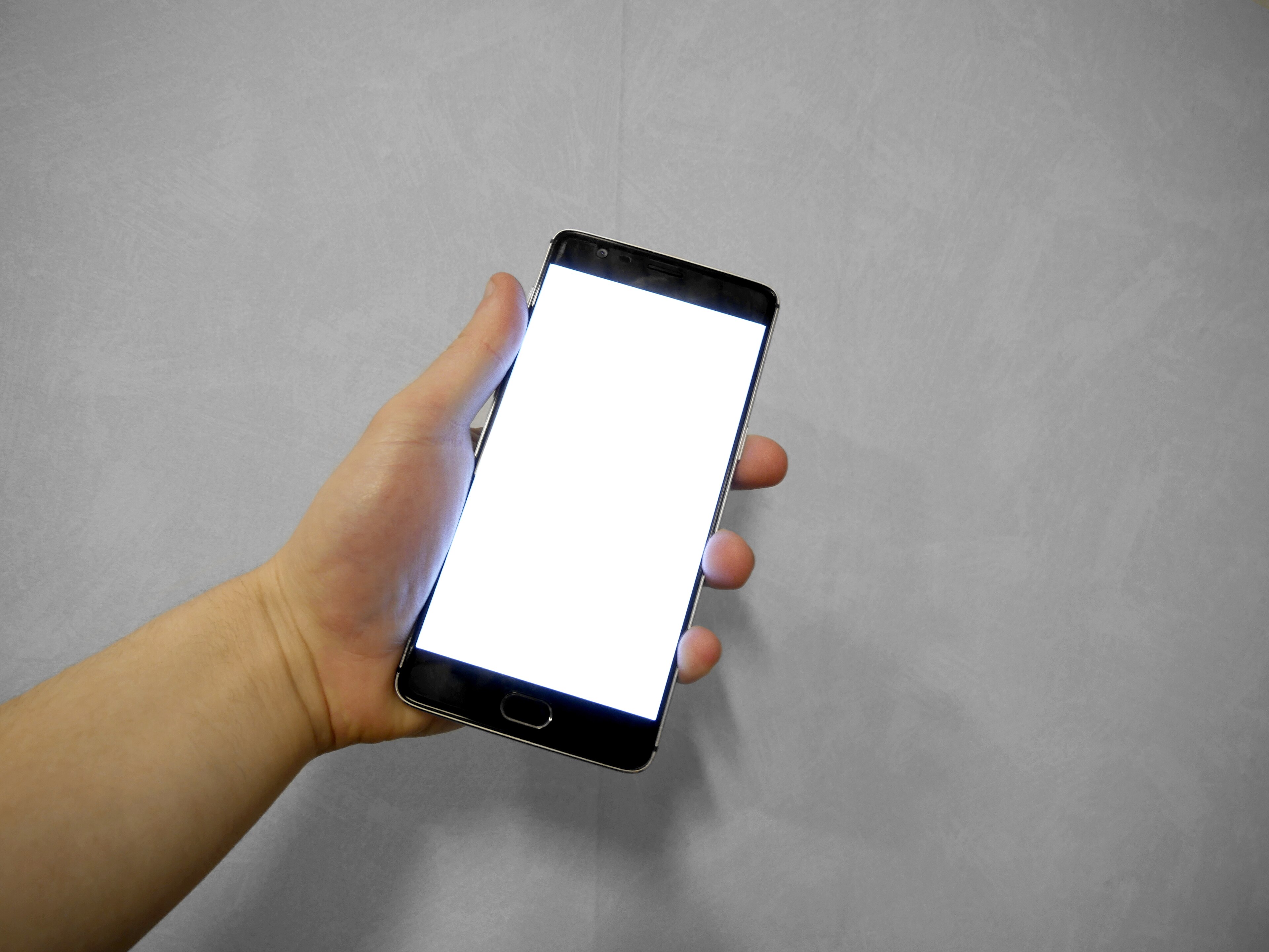 Mano sosteniendo un teléfono inteligente