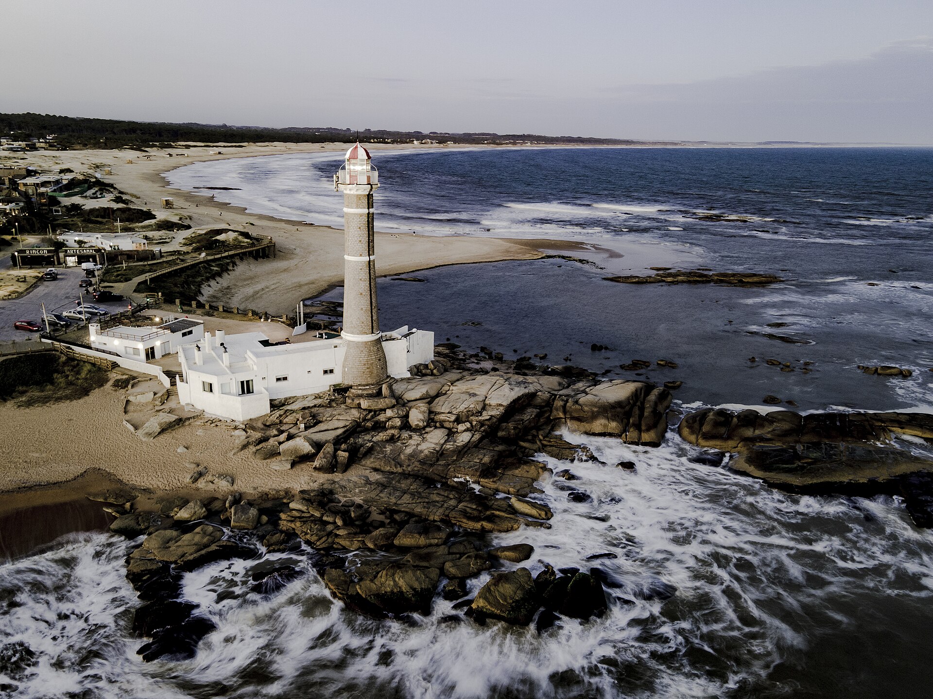 Vista aérea del faro de José Ignacio sobre la costa de Maldonado, Uruguay