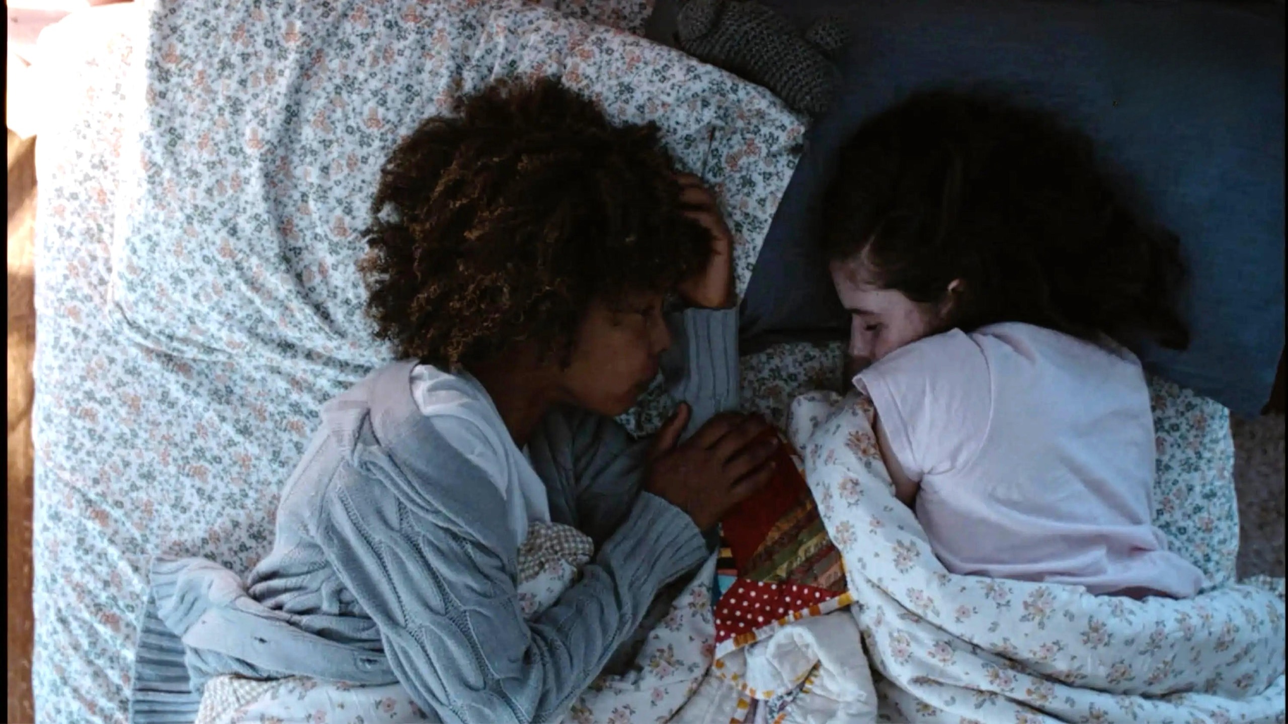 Dos jóvenes amigas acostadas juntas en una escena de Mouse