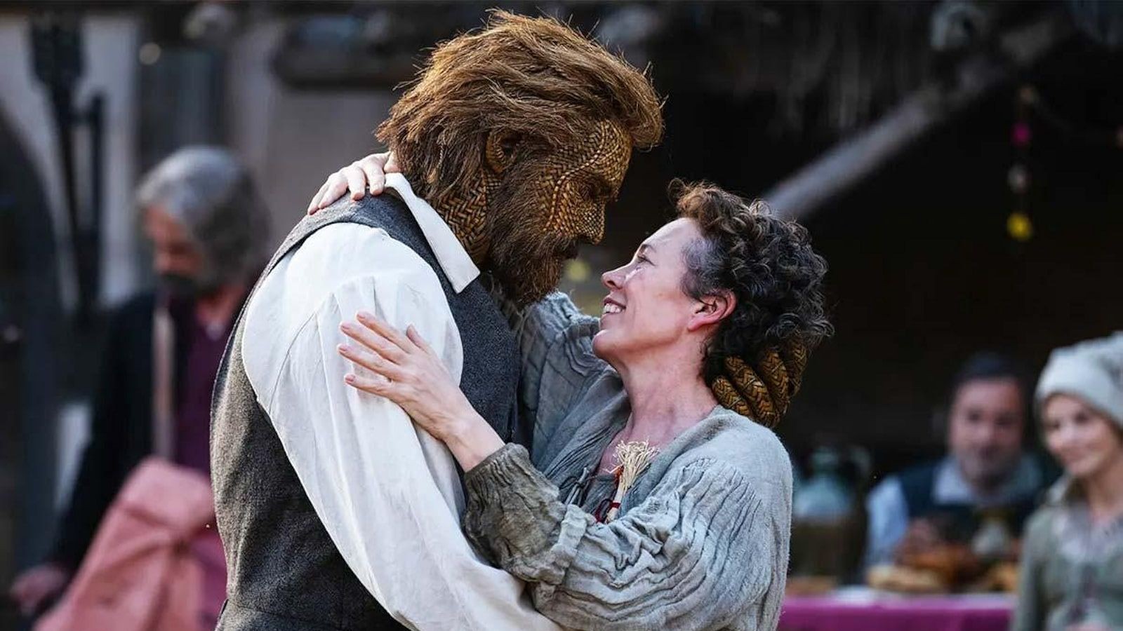 Alexander Skarsgård como el esposo de mimbre junto a Olivia Colman en Wicker