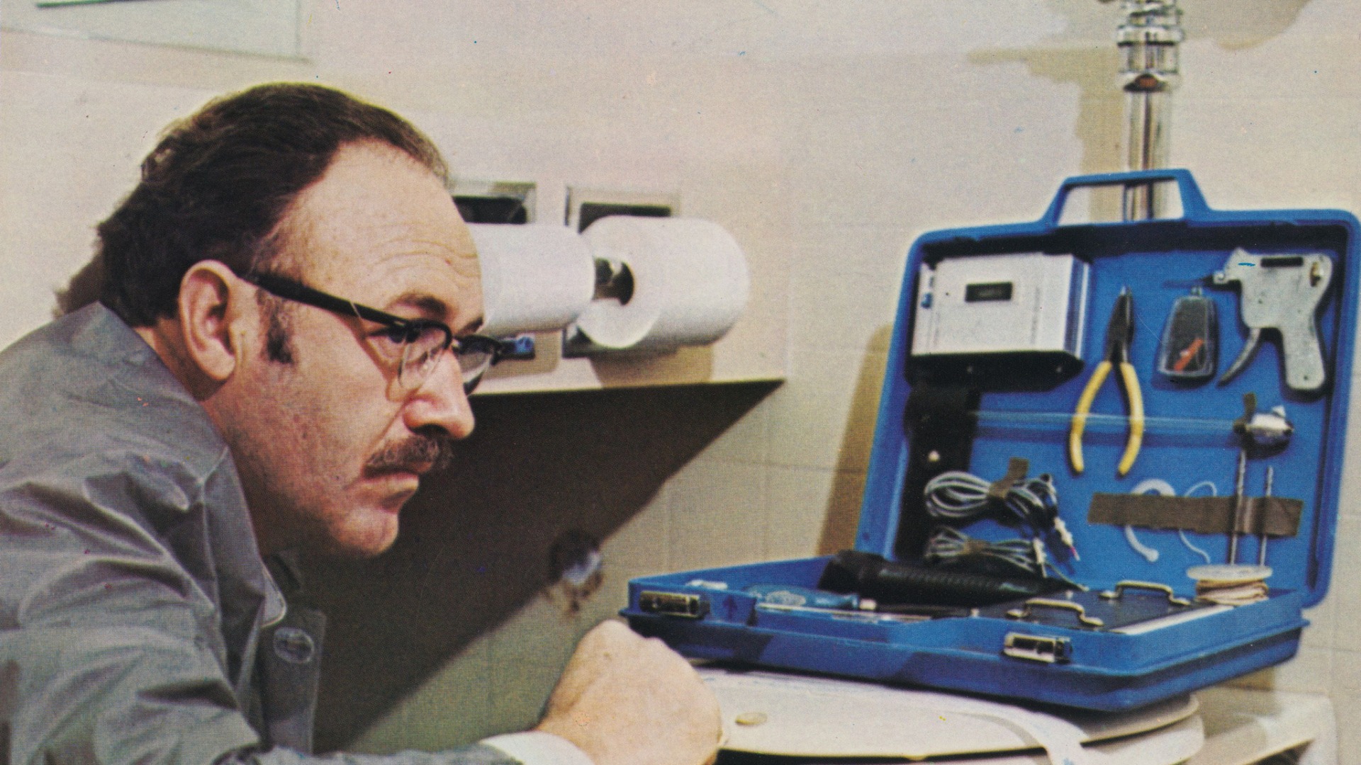 Gene Hackman como el experto en grabación Harry Caul, con su equipo de sonido, en The Conversation