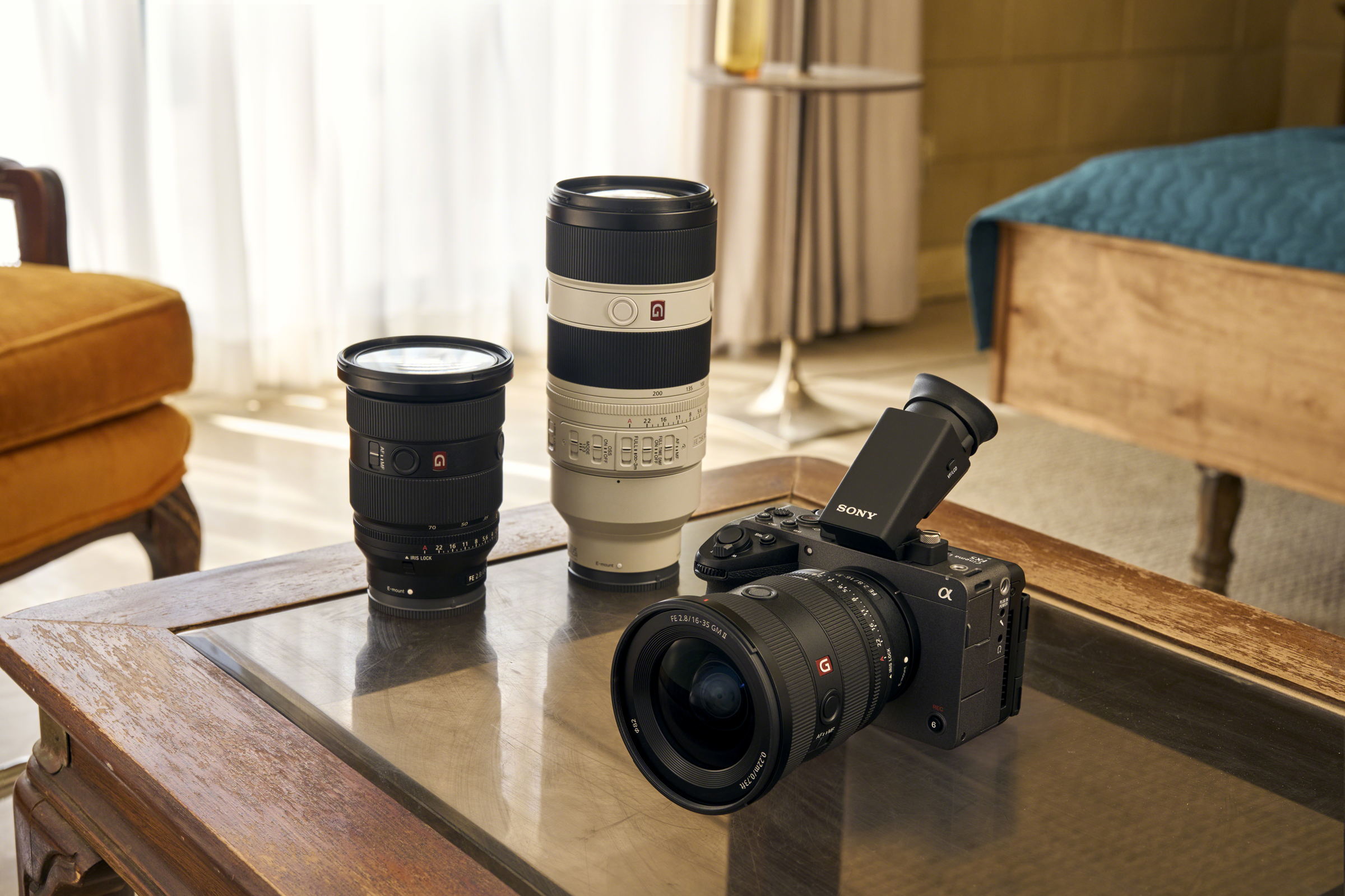 La cámara Sony FX5 con lentes sobre una mesa