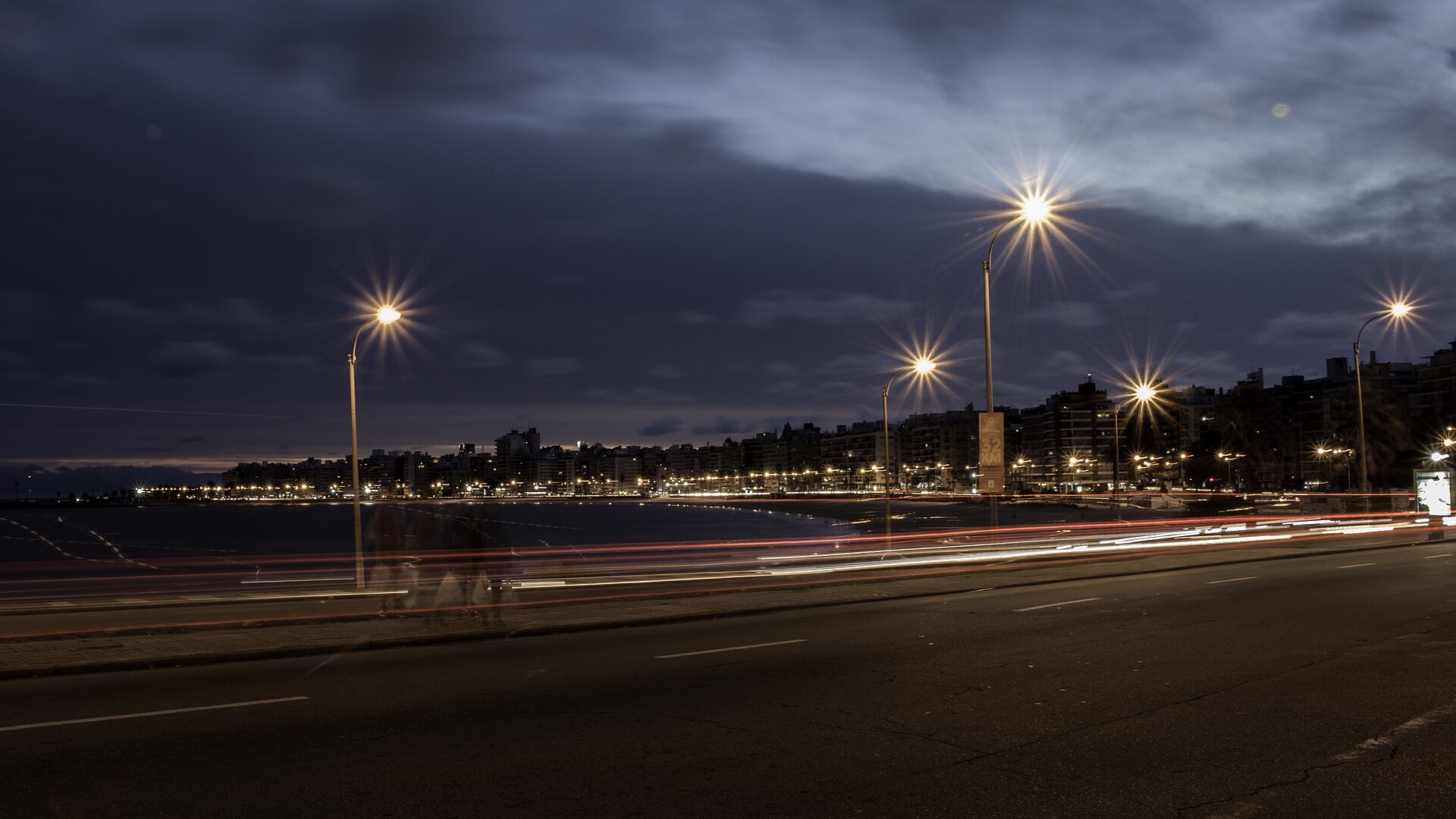 La rambla de Montevideo de noche