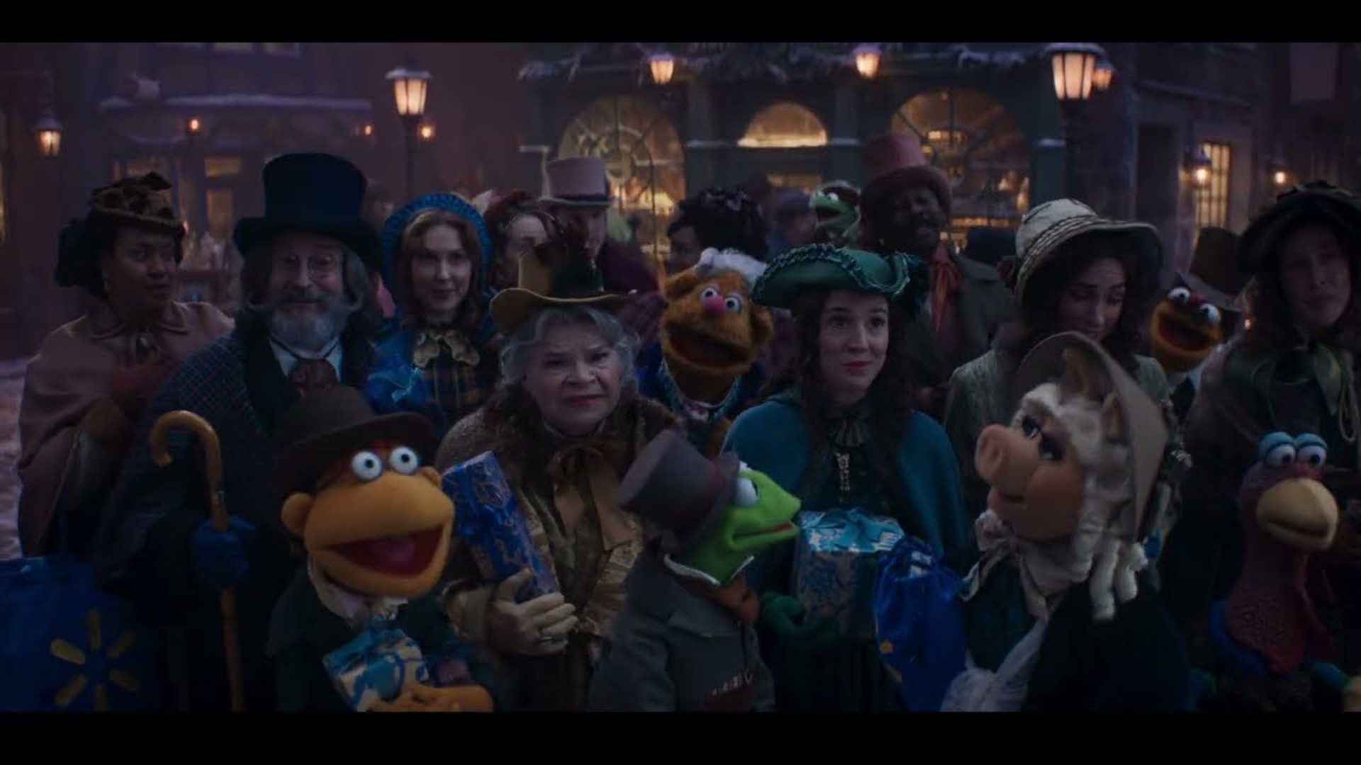 Los Muppets y los vecinos del pueblo en la campaña navideña A Who Knew Carol de Walmart