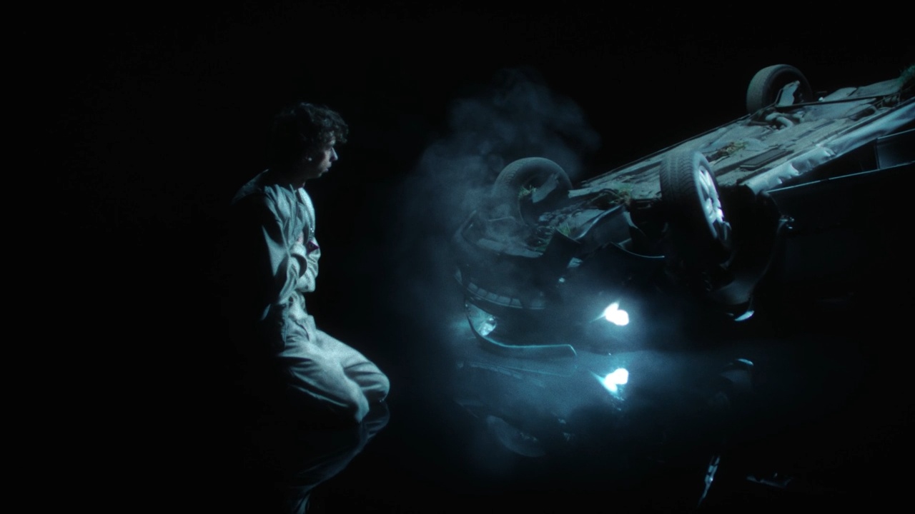 Escena congelada de un accidente en The Bend