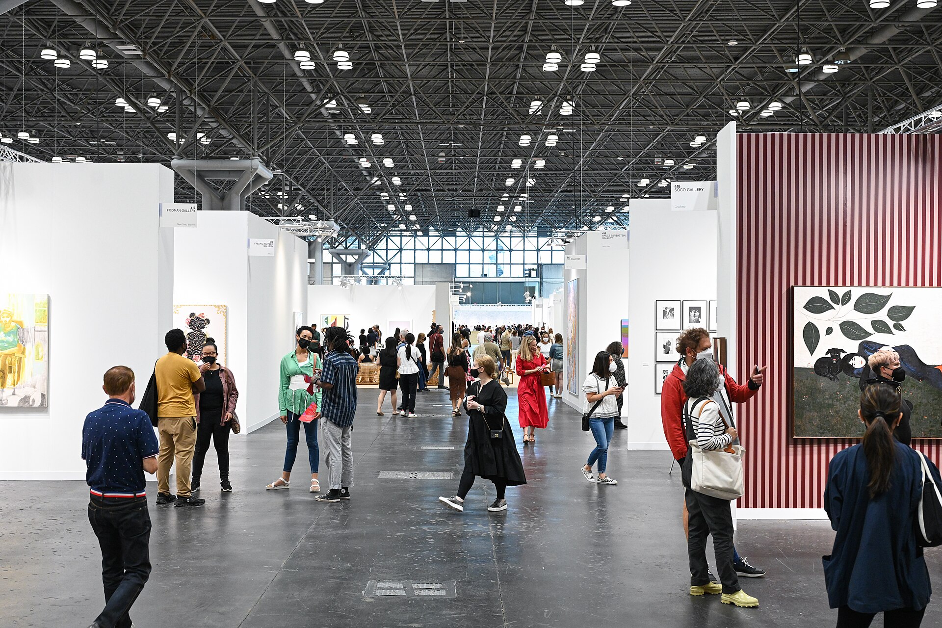 Visitantes recorren The Armory Show en el Javits Center de Nueva York