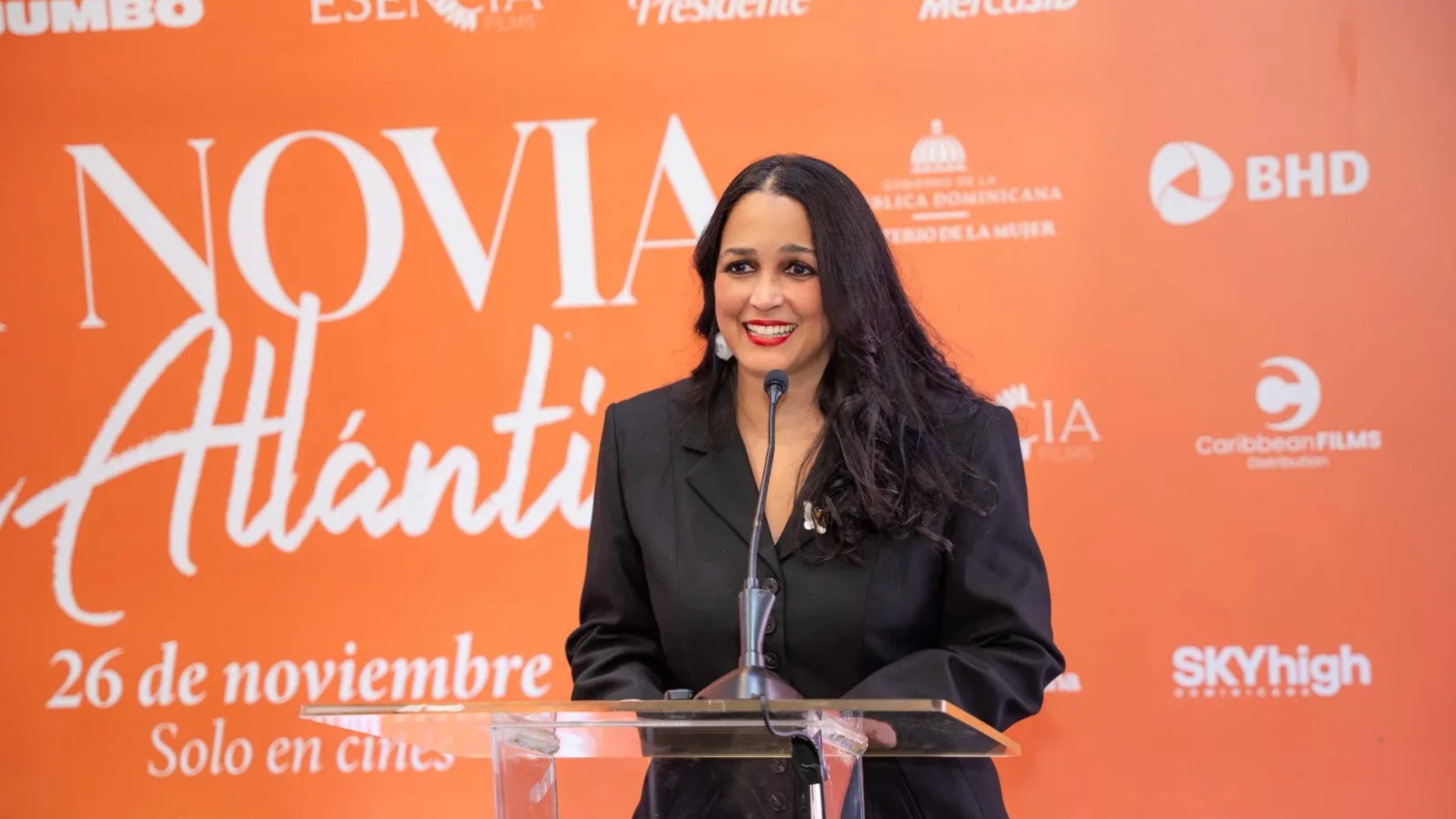 Elenco y equipo de La Novia del Atlántico en la presentación de la película en Santo Domingo