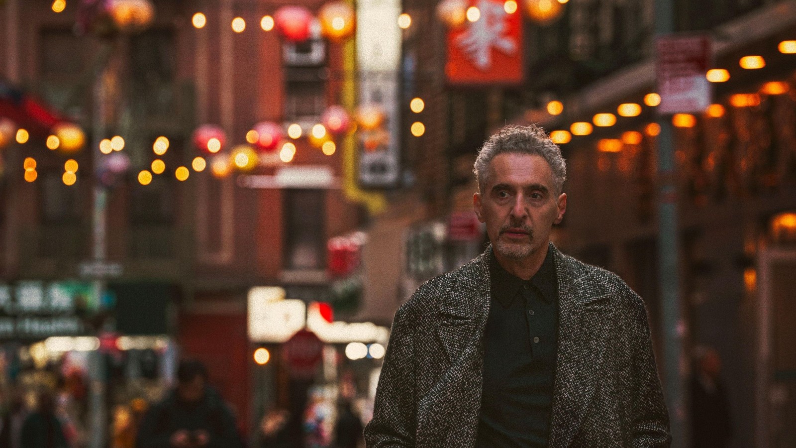 John Turturro en una calle de Nueva York en The Only Living Pickpocket in New York