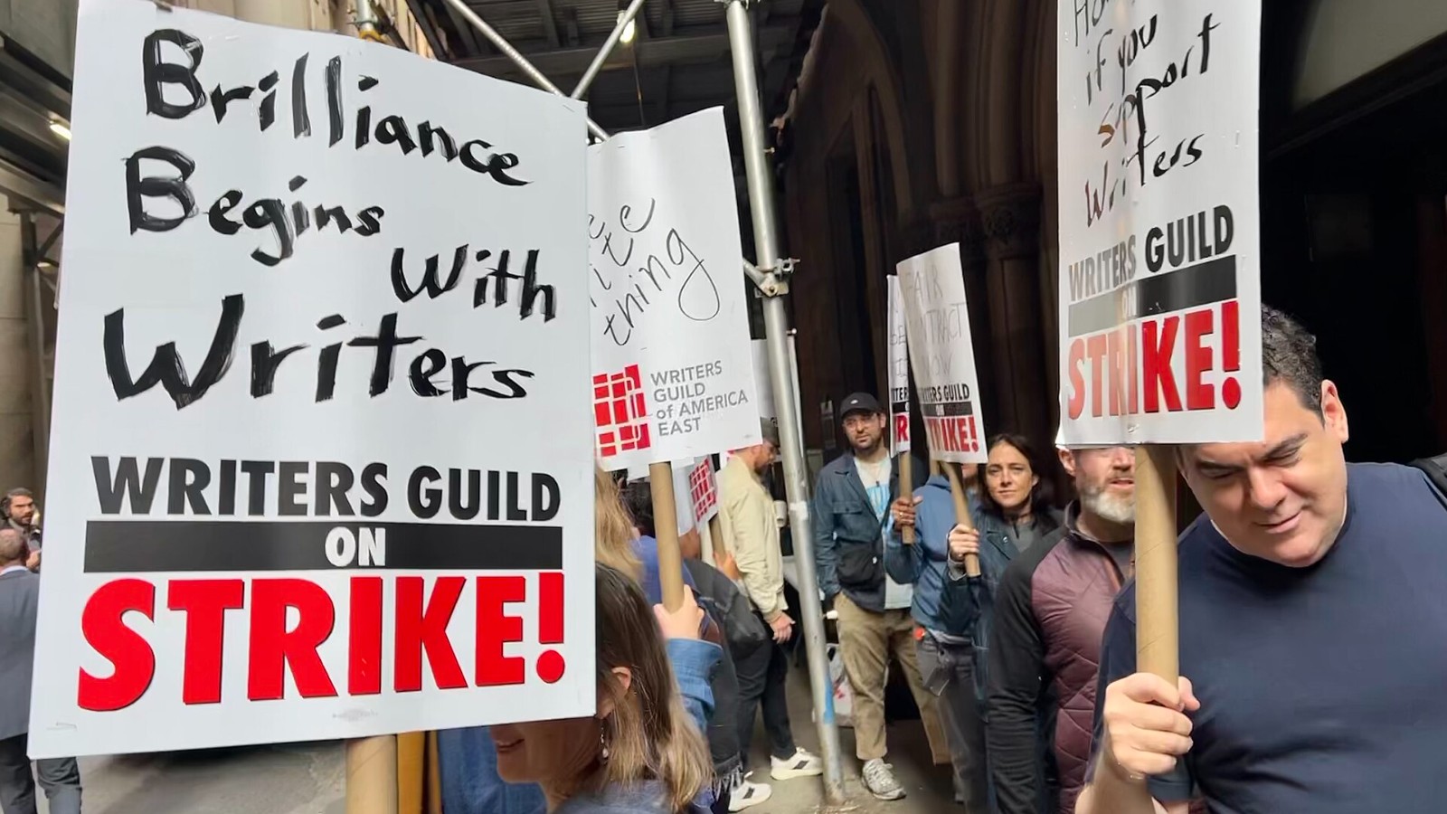 Guionistas del Writers Guild en un piquete en Nueva York durante la huelga de 2023