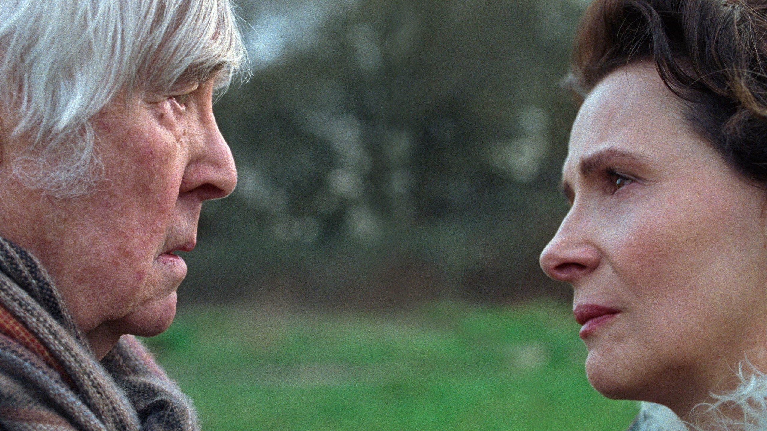Tom Courtenay y Juliette Binoche frente a frente en una escena de Queen at Sea