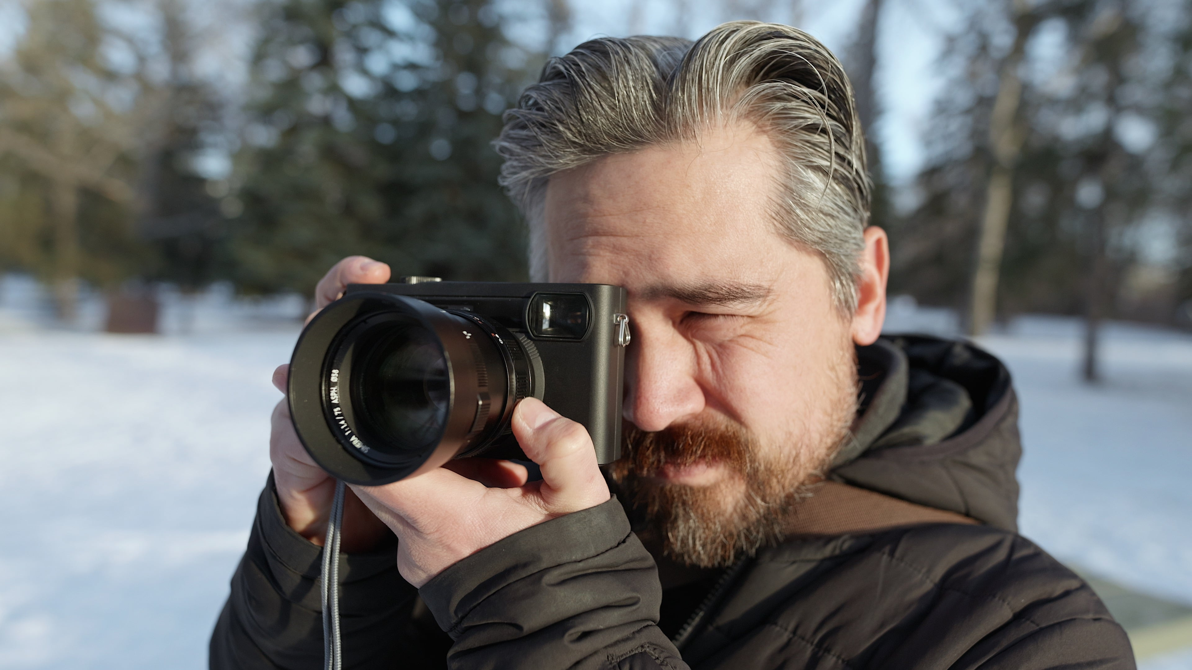 Una cámara telemétrica Pixii Max en la mano de un fotógrafo