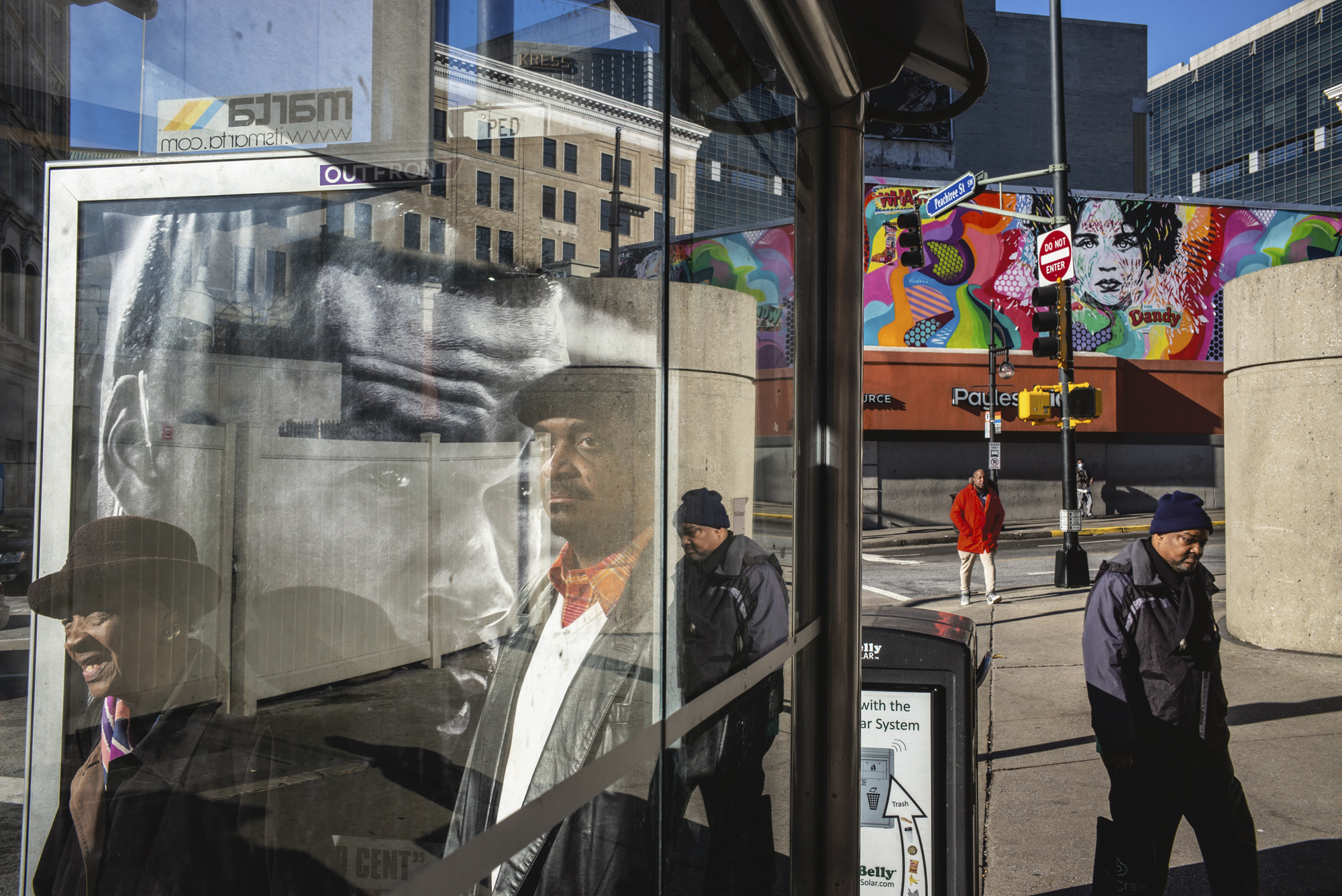 Una escena callejera en Atlanta fotografiada por Alex Webb