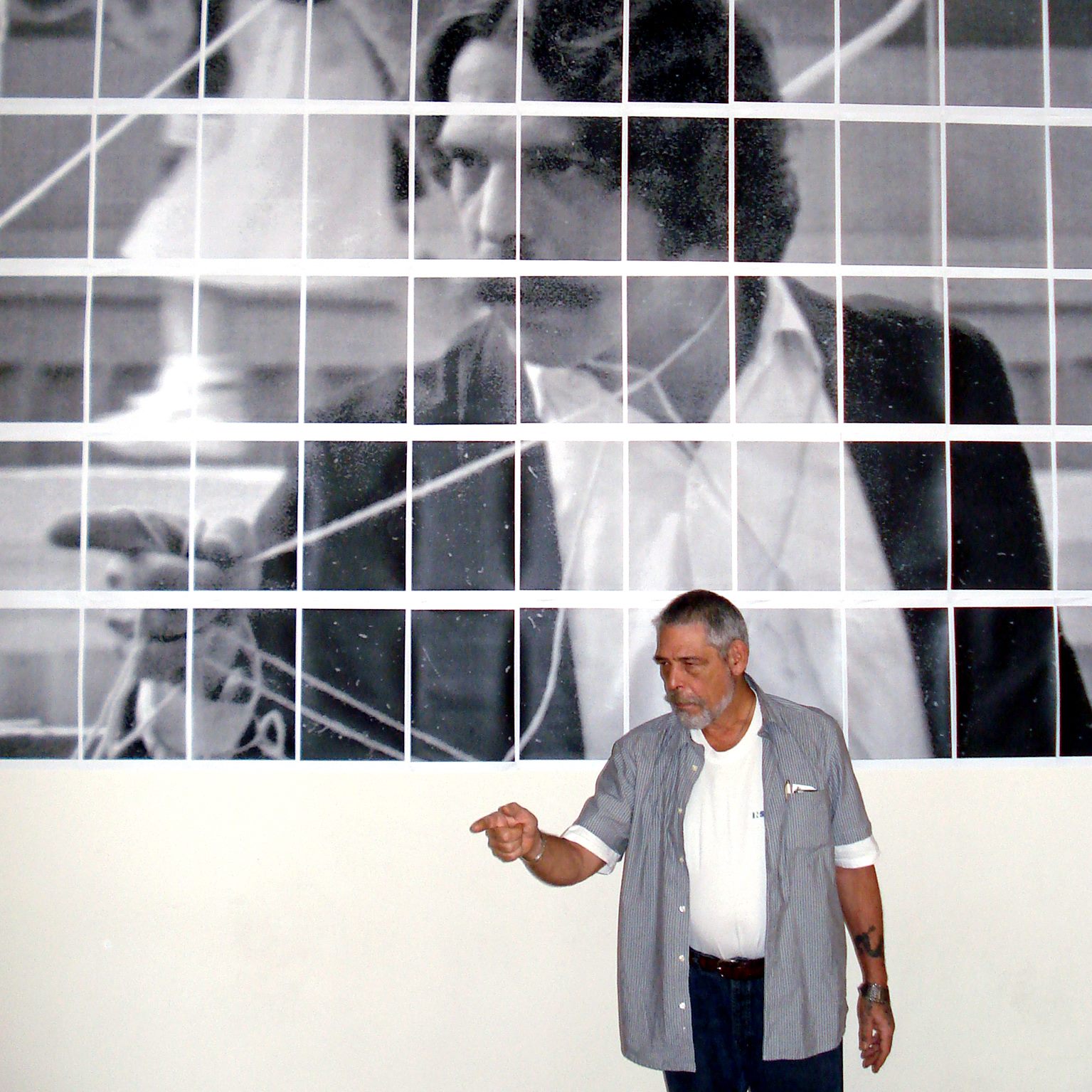 Felipe Ehrenberg frente a una de sus obras