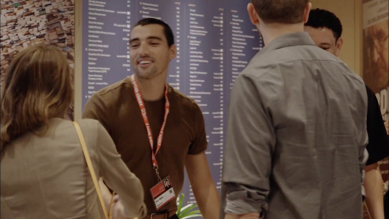 Asistentes acreditados conversan durante el American Film Market