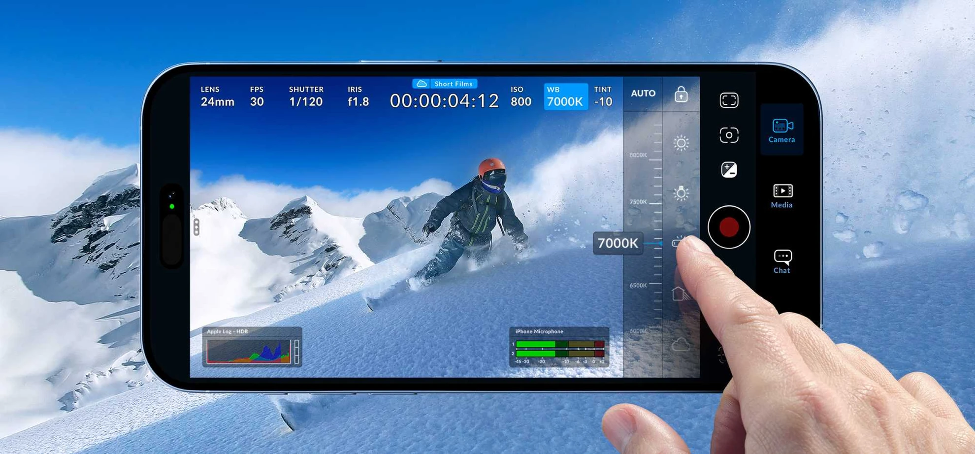 Teléfono con la app Blackmagic Camera grabando a un esquiador en la nieve