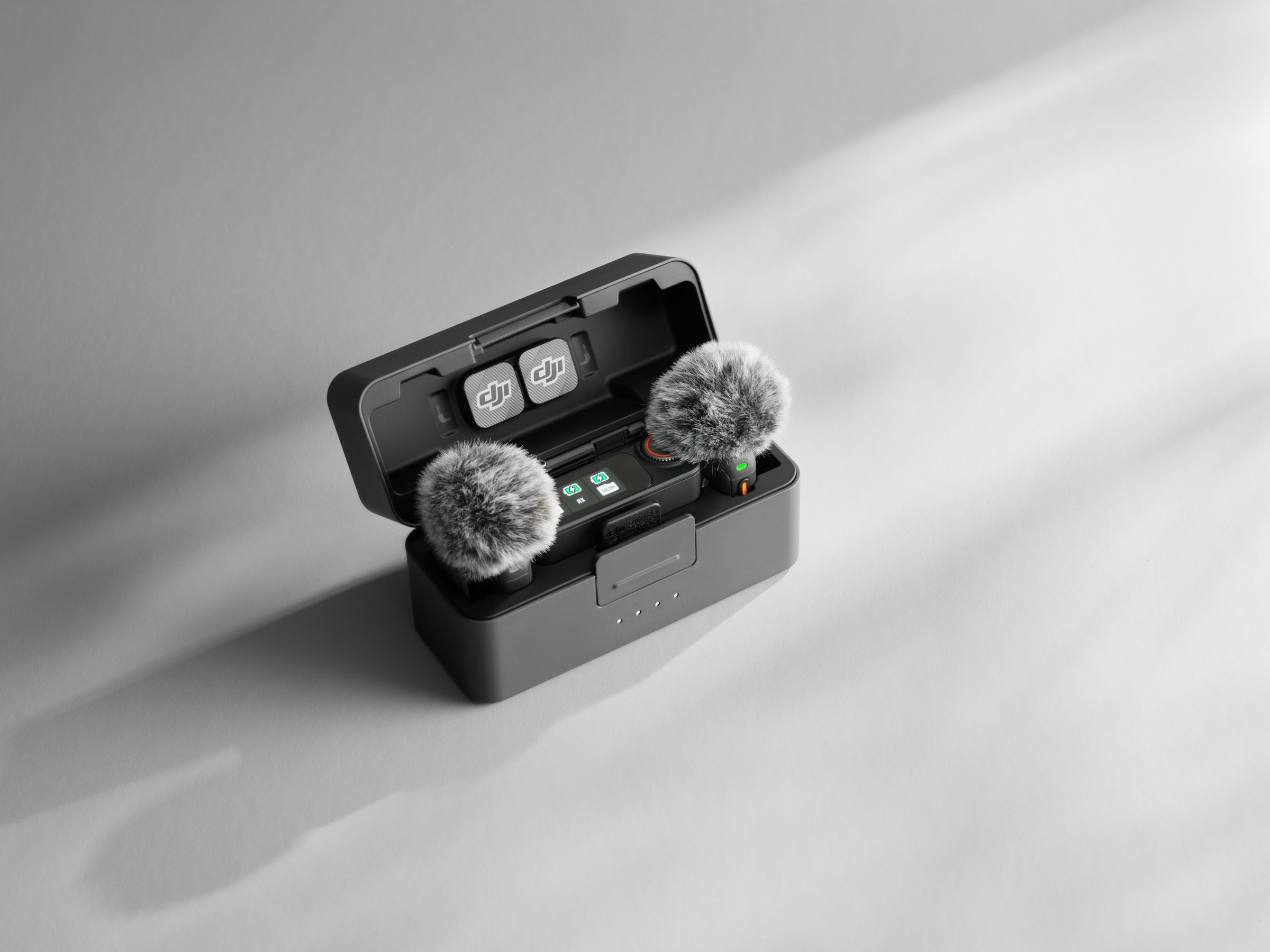 Kit del DJI Mic 3 con dos transmisores, receptor y estuche de carga