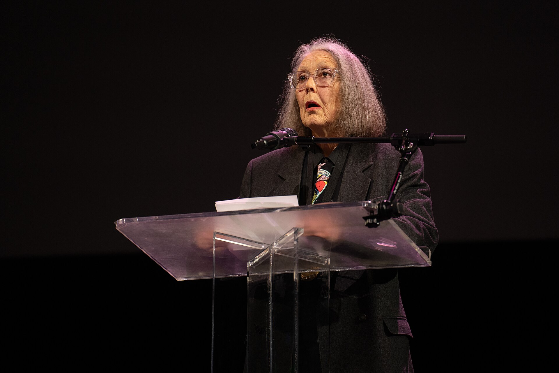 Anne Carson leyendo en los National Book Awards de 2024