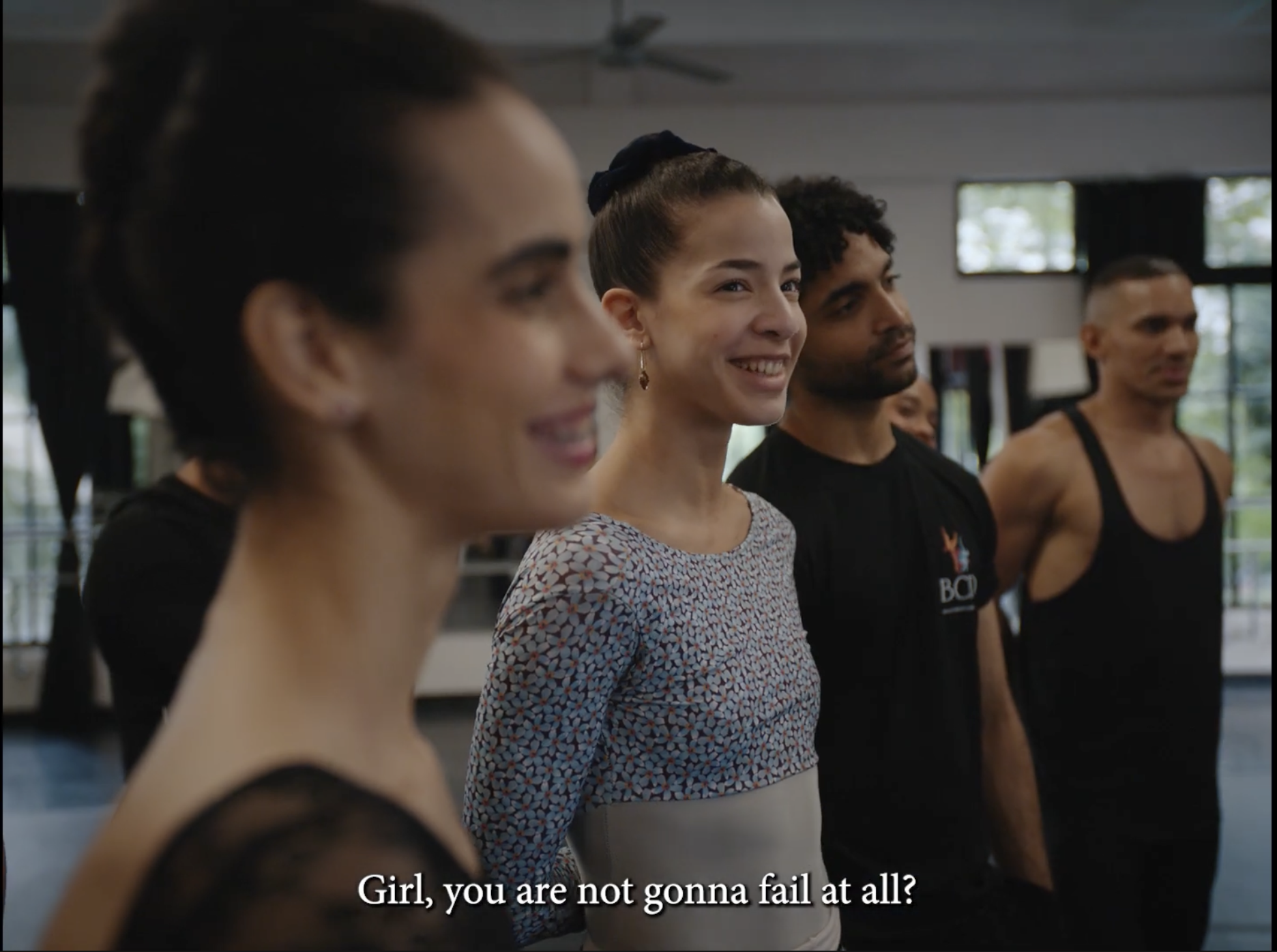Bailarinas con vestidos de época en una escena de Los Pasos del Tiempo