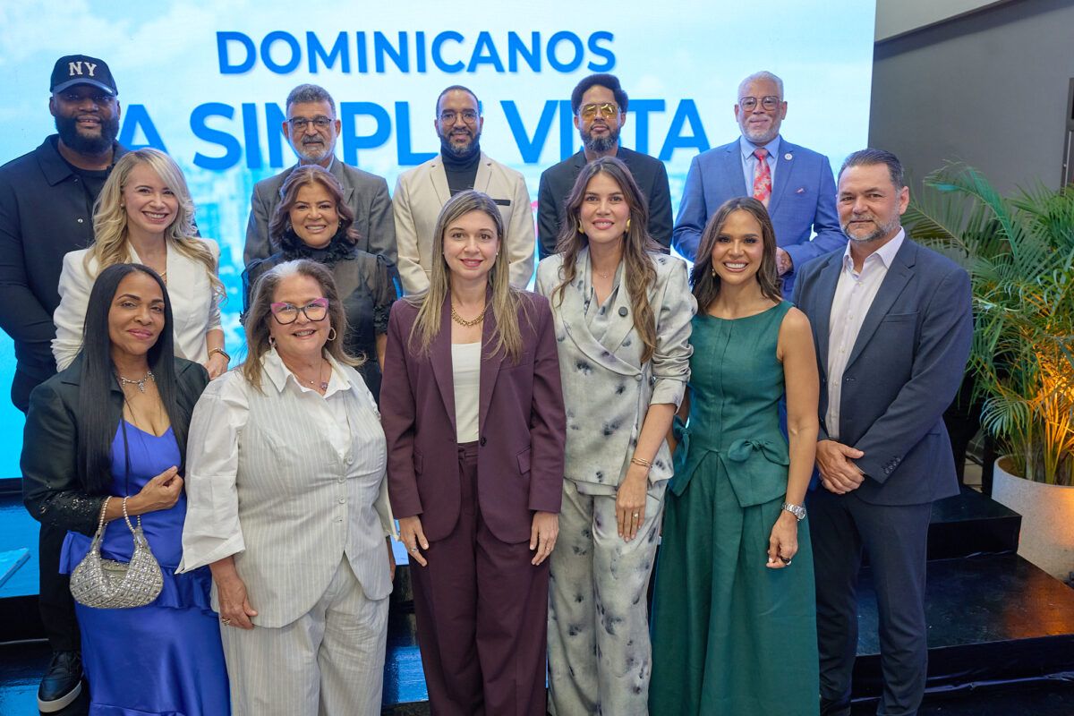 Equipo y protagonistas de Dominicanos a simple vista: Florida en la premier en Caribbean Cinemas